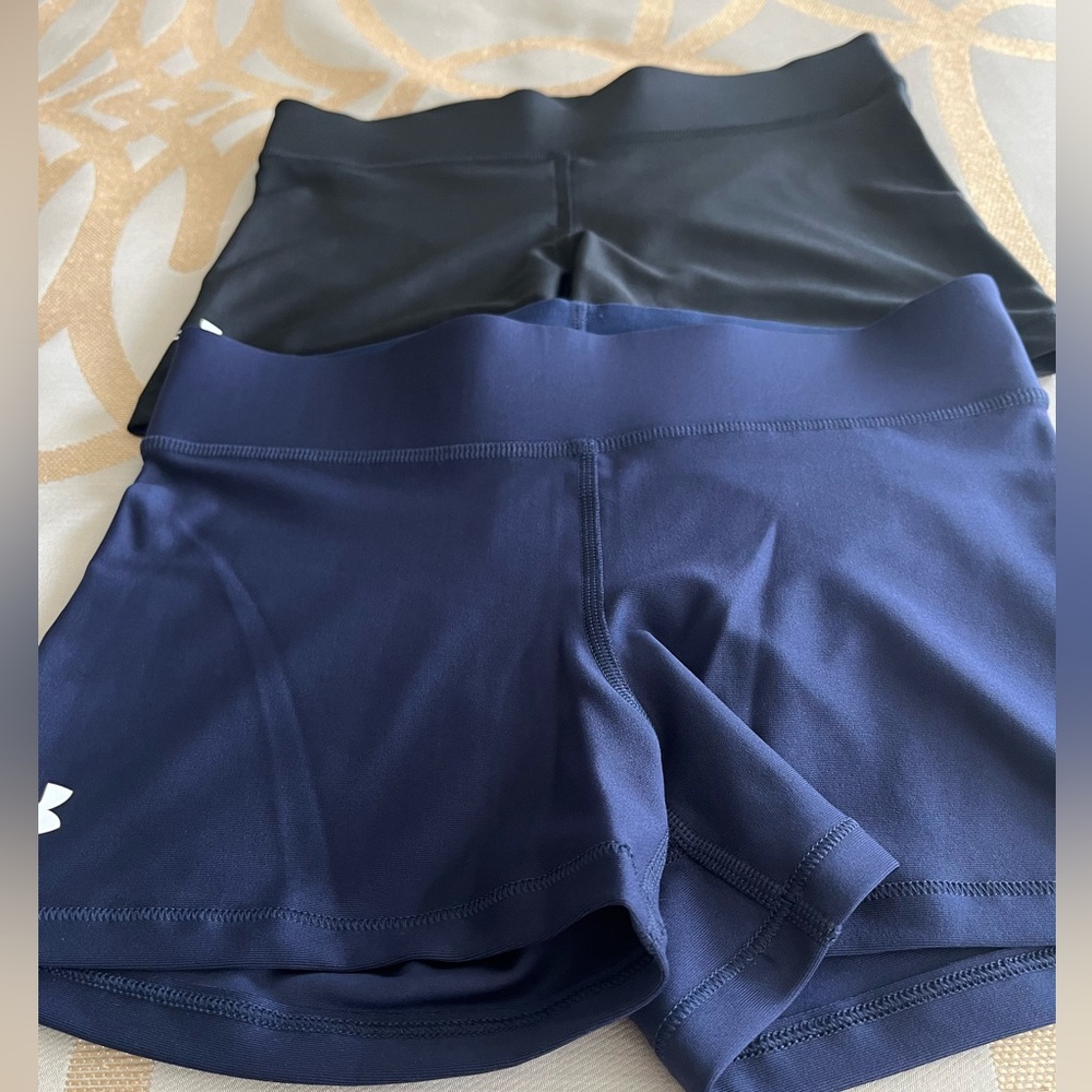 Under armor short workout shorts 
Size medium